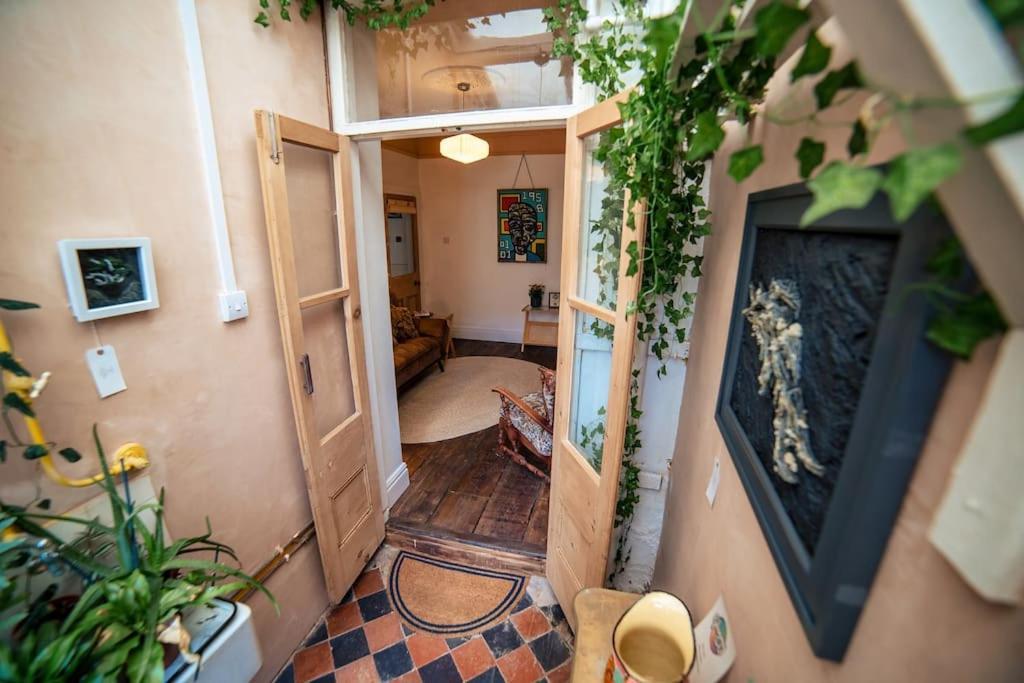 Glenroy Arts Gallery Meets Living Space Cardiff Exteriör bild